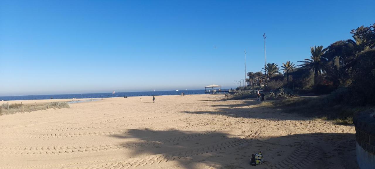 Beautiful 100mts Near The In Port