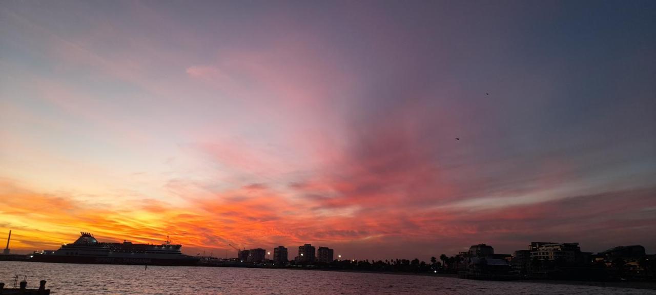 Beautiful 100mts Near The In Port * Melbourne
